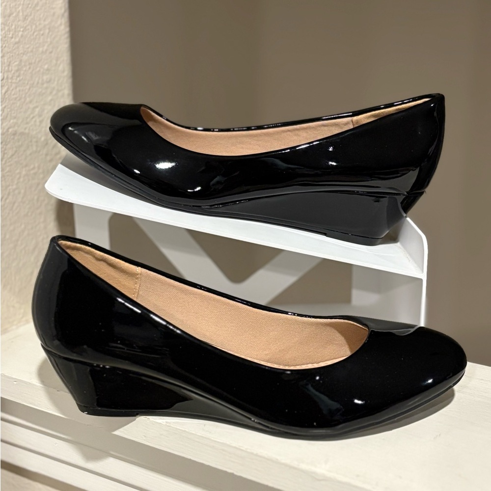 Forever Link Low Wedge Heel Closed Toe  FOREVERLOW Women's Size 9 In Good Cond.